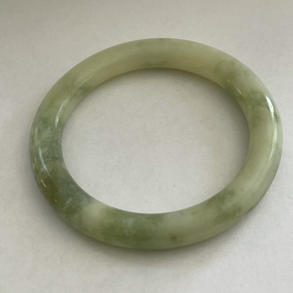 Green treated jade carved bangle bracelet - Picture 4 of 7